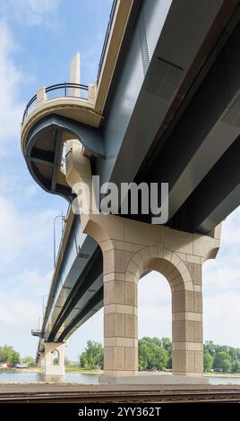 Un nouveau pont traverse le fleuve Mississippi entre le Minnesota et le Wisconsin Banque D'Images