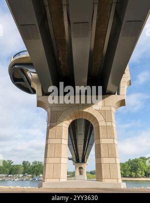 Un nouveau pont traverse le fleuve Mississippi entre le Minnesota et le Wisconsin Banque D'Images