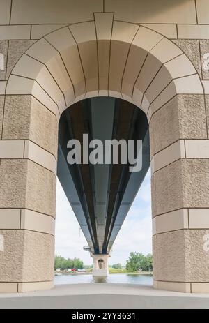 Un nouveau pont traverse le fleuve Mississippi entre le Minnesota et le Wisconsin Banque D'Images