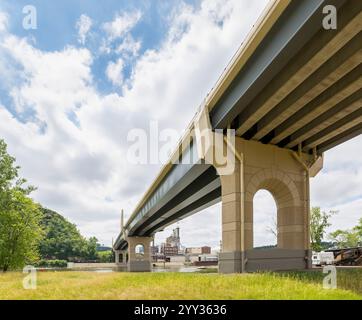 Un nouveau pont traverse le fleuve Mississippi entre le Minnesota et le Wisconsin Banque D'Images