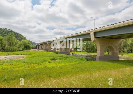 Un nouveau pont traverse le fleuve Mississippi entre le Minnesota et le Wisconsin Banque D'Images