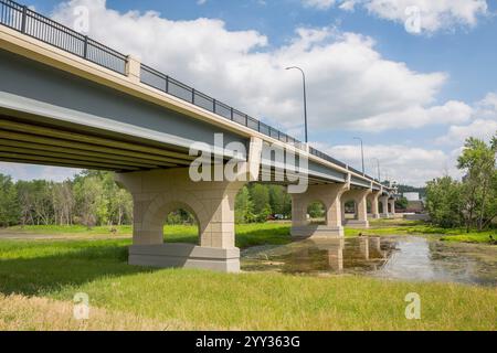 Un nouveau pont traverse le fleuve Mississippi entre le Minnesota et le Wisconsin Banque D'Images