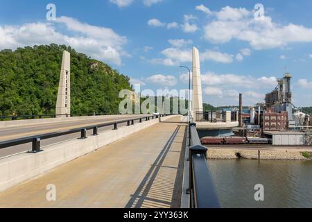 Un nouveau pont traverse le fleuve Mississippi entre le Minnesota et le Wisconsin Banque D'Images