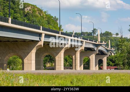 Un nouveau pont traverse le fleuve Mississippi entre le Minnesota et le Wisconsin Banque D'Images