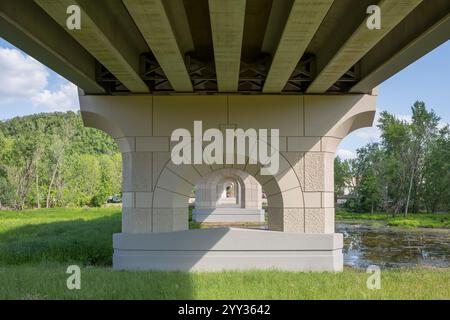 Un nouveau pont traverse le fleuve Mississippi entre le Minnesota et le Wisconsin Banque D'Images