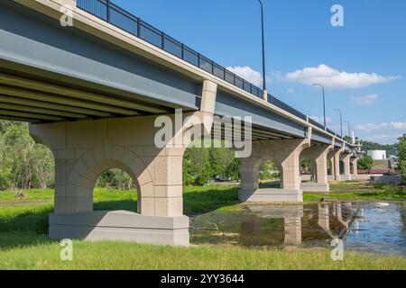 Un nouveau pont traverse le fleuve Mississippi entre le Minnesota et le Wisconsin Banque D'Images
