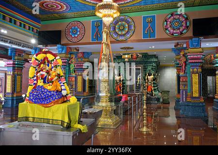 Le garbagraham ou sanctum sanctorum dans la salle de prière du temple Sri Maha Mariamman, où l'image principale de Mariamman est consacrée, Kuala Lumpur Banque D'Images