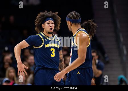 Charlotte, Caroline du Nord, États-Unis. 18 décembre 2024. Le garde des Michigan Wolverines, Tre Donaldson (3), célèbre après avoir marqué contre les Oklahoma Sooners lors de la première moitié du Jumpman Invitational 2024 au Spectrum Center à Charlotte, Caroline du Nord. (Scott Kinser/CSM). Crédit : csm/Alamy Live News Banque D'Images