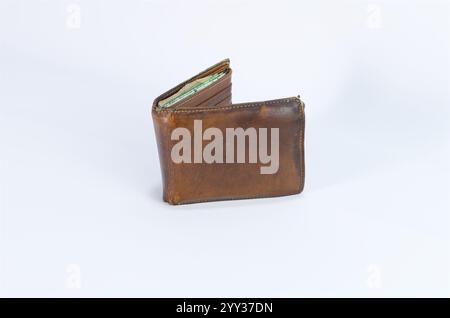 Portefeuille en cuir vintage avec monnaie visible et Détails usés isolé sur fond blanc Banque D'Images