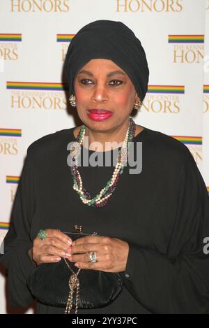 Leontyne Price assiste au dîner des fiduciaires du Kennedy Center au Département d'État de Washington, DC, le 4 décembre 2004. Crédit photo : Henry McGee/MediaPunch Banque D'Images