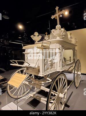 Corbillard d'enfant antique, blanc tiré par un cheval, avec croix finement sculptée, urnes et un Sacré-cœur. Situé dans le Musée national d'histoire funéraire à Hou Banque D'Images