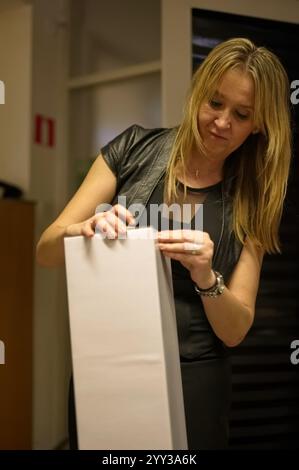 Portrait de femme mature déballer un cadeau Banque D'Images