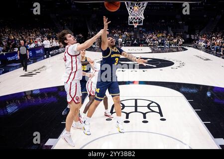 Charlotte, Caroline du Nord, États-Unis. 18 décembre 2024. La garde des Michigan Wolverines Tre Donaldson (3) est entachée par l'attaquant des Oklahoma Sooners Luke Northweather (45) au cours de la première moitié du Jumpman Invitational 2024 au Spectrum Center à Charlotte, Caroline du Nord. (Scott Kinser/CSM). Crédit : csm/Alamy Live News Banque D'Images