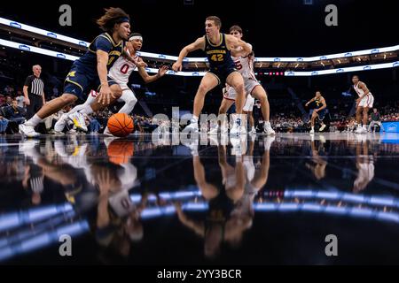 Charlotte, Caroline du Nord, États-Unis. 18 décembre 2024. La garde des Wolverines du Michigan, Tre Donaldson (3), passe devant la garde des Sooners de l'Oklahoma Jeremiah Fears (0) au cours de la seconde moitié de l'invitation Jumpman 2024 au Spectrum Center à Charlotte, Caroline du Nord. (Scott Kinser/CSM). Crédit : csm/Alamy Live News Banque D'Images