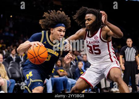 18 décembre 2024 : le garde des Michigan Wolverines Tre Donaldson (3) roule sur l'attaquant des Oklahoma Sooners Glenn Taylor Jr. (35) pendant la seconde moitié du Jumpman Invitational 2024 au Spectrum Center à Charlotte, Caroline du Nord. (Scott Kinser/CSM) (image crédit : © Scott Kinser/Cal Sport Media) Banque D'Images