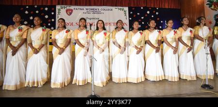 Inde. 18 décembre 2024. PATNA, INDE - 18 DÉCEMBRE : des étudiants se produisent lors du concours de chant de Noël au Patna Women's College le 18 décembre 2024 à Patna, Inde. (Photo de Santosh Kumar/Hindustan Times/Sipa USA) crédit : Sipa USA/Alamy Live News Banque D'Images