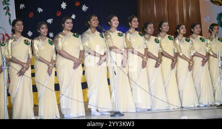 Inde. 18 décembre 2024. PATNA, INDE - 18 DÉCEMBRE : des étudiants se produisent lors du concours de chant de Noël au Patna Women's College le 18 décembre 2024 à Patna, Inde. (Photo de Santosh Kumar/Hindustan Times/Sipa USA) crédit : Sipa USA/Alamy Live News Banque D'Images