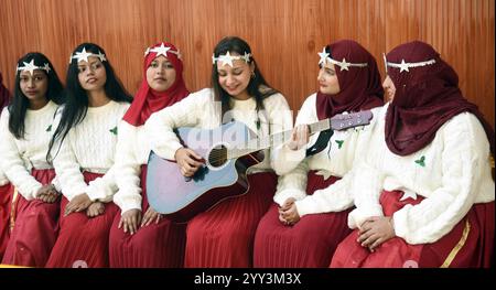 Inde. 18 décembre 2024. PATNA, INDE - 18 DÉCEMBRE : des étudiants se produisent lors du concours de chant de Noël au Patna Women's College le 18 décembre 2024 à Patna, Inde. (Photo de Santosh Kumar/Hindustan Times/Sipa USA) crédit : Sipa USA/Alamy Live News Banque D'Images