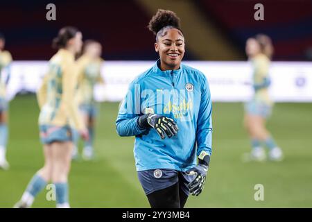 Khiara Keating du Manchester City FC se réchauffe lors de l'UEFA Women's Champions League, phase de groupes, match de football de la 6e journée entre le FC Barcelone et le Manchester City FC le 18 décembre 2024 à l'Estadi Olimpic Lluis Companys à Barcelone, Espagne Banque D'Images