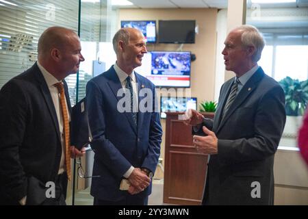 Washington, États-Unis. 18 décembre 2024. Le sénateur américain Ron Johnson (républicain du Wisconsin) s'adresse au sénateur américain Rick Scott (républicain de Floride) et au sénateur américain Mike Lee (républicain de l'Utah) avant leur conférence de presse sur la réconciliation au Capitole le 18 décembre 2024 à Washington, DC, États-Unis. Photo Mattie Neretin/CNP/ABACAPRESS. COM Credit : Abaca Press/Alamy Live News Banque D'Images