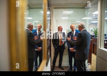 Washington, États-Unis. 18 décembre 2024. Le sénateur américain Ron Johnson (républicain du Wisconsin) s'adresse au sénateur américain Rick Scott (républicain de Floride) et au sénateur américain Mike Lee (républicain de l'Utah) avant leur conférence de presse sur la réconciliation au Capitole le 18 décembre 2024 à Washington, DC, États-Unis. Photo Mattie Neretin/CNP/ABACAPRESS. COM Credit : Abaca Press/Alamy Live News Banque D'Images