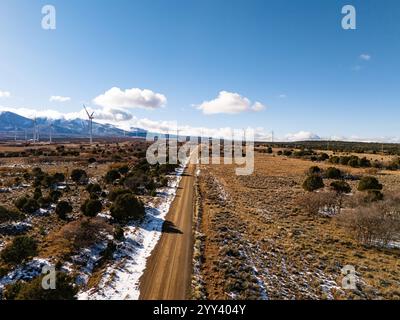 Éoliennes et parc éolien, près des montagnes de l'Utah, près de Blanding. Ciel dégagé, neige au sol, climat aride. Chemin de terre Banque D'Images