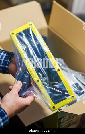 Gros plan d'une personne tenant un balai à vapeur jaune dans la boîte. Photo de haute qualité Banque D'Images