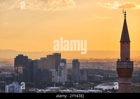 Horizon d'Ankara avec minaret au coucher du soleil. Capitale de la Turquie Banque D'Images