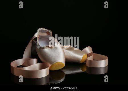 Paire de belles chaussures pointe sur la surface miroir noire Banque D'Images