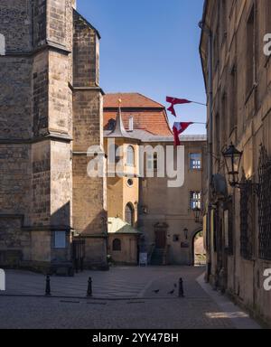 Les bâtiments historiques le long des rues pavées à côté de l'église de l'Assomption invitent à l'exploration dans l'ambiance vibrante de Klodzko, en Pologne Banque D'Images