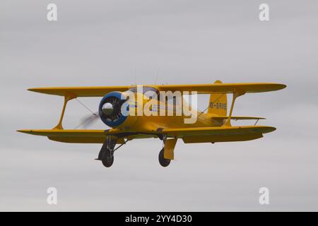 Beechcraft Model 17 Staggerwing avion en vol Banque D'Images