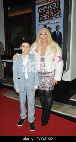 Londres, Royaume-Uni. 18 décembre 2024. Vanessa Feltz et son petit-fils à la soirée de gala 'Only Fools and Horses the musical', Hammersmith Apollo (Eventim Apollo), Queen Caroline Street, le mercredi 18 décembre 2024 à Londres, Angleterre, Royaume-Uni. CAP/CAN © CAN/Capital Pictures crédit : Capital Pictures/Alamy Live News Banque D'Images