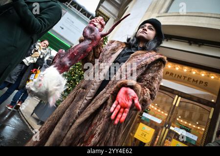 Paris, France. 19 décembre 2024. Des militants de PETA (People for the Ethical Treatment of Animals) manifestent devant le printemps à Paris, le 19 décembre 2024. Photo de Firas Abdullah/ABACAPRESS. COM Credit : Abaca Press/Alamy Live News Banque D'Images