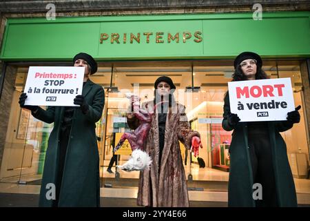 Paris, France. 19 décembre 2024. Des militants de PETA (People for the Ethical Treatment of Animals) manifestent devant le printemps à Paris, le 19 décembre 2024. Photo de Firas Abdullah/ABACAPRESS. COM Credit : Abaca Press/Alamy Live News Banque D'Images