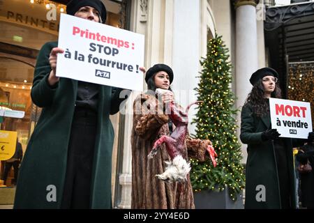 Paris, France. 19 décembre 2024. Des militants de PETA (People for the Ethical Treatment of Animals) manifestent devant le printemps à Paris, le 19 décembre 2024. Photo de Firas Abdullah/ABACAPRESS. COM Credit : Abaca Press/Alamy Live News Banque D'Images