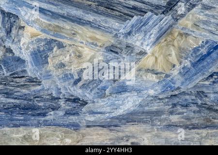 La photographie macro détaillée capture les couches bleues et grises frappantes de la kyanite minérale de silicate d'aluminium, trouvée au Brésil, soulignant son uniqu Banque D'Images