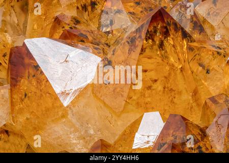 Macro-photographie en gros plan capturant la structure cristalline complexe du quartz citrine. La teinte dorée est renforcée par de minuscules particules d'oxyde de fer Banque D'Images