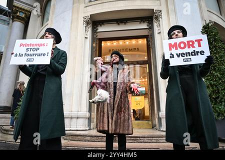 Paris, France. 19 décembre 2024. Des militants de PETA (People for the Ethical Treatment of Animals) manifestent devant le printemps à Paris, le 19 décembre 2024. Photo de Firas Abdullah/ABACAPRESS. COM Credit : Abaca Press/Alamy Live News Banque D'Images