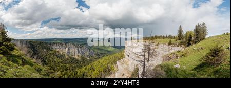 Vue panoramique imprenable sur creux du Van, l'arène rocheuse naturelle à Neuchâtel, Suisse les falaises spectaculaires et la forêt luxuriante créent une vue à couper le souffle Banque D'Images