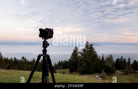 Une vue panoramique depuis la Barillette, en Suisse, avec une caméra sur un trépied surplombant le lac Léman et les majestueuses Alpes françaises et suisses sous un v Banque D'Images