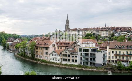 Une vue pittoresque de Berne, en Suisse, mettant en valeur l'architecture historique au bord de la rivière affichant le charme urbain et les paysages pittoresques Banque D'Images