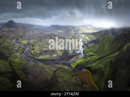 Une vue aérienne à couper le souffle du paysage sauvage de l'Islande, avec des rivières sinueuses, des vallées verdoyantes et des collines spectaculaires sous un ciel sombre parfait pour Banque D'Images