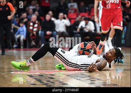 Pirée, Griechenland. 18 décembre 2024. 8 Will Clyburn de Virtus Segafredo Bologna joue lors de l'Euroleague, Round 16 match entre l'Olympiacos Piraeus et Virtus Segafredo Bologna au stade de la paix et de l'amitié le 18 décembre 2024, Pirée, Grèce. Crédit : dpa/Alamy Live News Banque D'Images