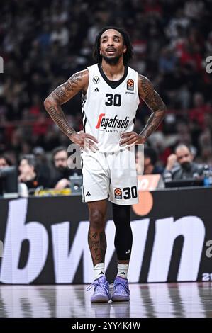 Pirée, Griechenland. 18 décembre 2024. 30 Matthew Morgan de Virtus Segafredo Bologna joue lors de l'Euroleague, Round 16 match entre l'Olympiacos Piraeus et Virtus Segafredo Bologna au stade de la paix et de l'amitié le 18 décembre 2024, Pirée, Grèce. Crédit : dpa/Alamy Live News Banque D'Images