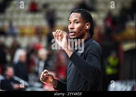 Pirée, Griechenland. 18 décembre 2024. 8 Will Clyburn de Virtus Segafredo Bologna joue lors de l'Euroleague, Round 16 match entre l'Olympiacos Piraeus et Virtus Segafredo Bologna au stade de la paix et de l'amitié le 18 décembre 2024, Pirée, Grèce. Crédit : dpa/Alamy Live News Banque D'Images