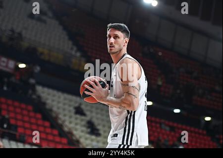 Pirée, Griechenland. 18 décembre 2024. 33 Achille Polonara de Virtus Segafredo Bologna joue lors de l'Euroleague, Round 16 match entre l'Olympiacos Piraeus et Virtus Segafredo Bologna au stade de la paix et de l'amitié le 18 décembre 2024, Pirée, Grèce. Crédit : dpa/Alamy Live News Banque D'Images