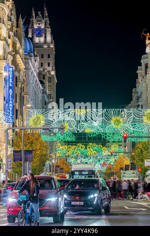Vue nocturne de la Gran via ornée de lumières de Noël, Madrid Espagne Banque D'Images