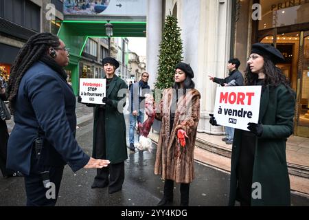 Paris, France. 19 décembre 2024. Des militants de PETA (People for the Ethical Treatment of Animals) manifestent devant le printemps à Paris, le 19 décembre 2024. Photo de Firas Abdullah/ABACAPRESS. COM Credit : Abaca Press/Alamy Live News Banque D'Images