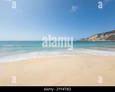 Plage avec vagues à Nazaré, Portugal. Vacances, surf, vagues géantes, destination touristique, été, surf et surfeur. Banque D'Images