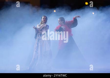 Galashow des Internationalen Festhallen Reitturniers Metamorphosis ein Initiative von Liselott Marie Linsenhoff in Partnerschaft mit UNICEF Deutschland gegen den Menschenhandel an der ukrainischen Grenze. Eine Darbietung von der Seiko Dance Company aus Litauen in Kleider-Kreationen aus dem Haus Linsenhoff. Große Galashow des INTERNATIONALEN FESTHALLEN REITTURNIERS FRANKFURT 2024 in FRANKFURT am main AM 18. Dezember 2024., Francfort-sur-le-main Hessen Deutschland Festhalle *** Gala show du tournoi équestre international de Festhalle métamorphose une initiative de Liselott Marie Linsenhoff in Banque D'Images